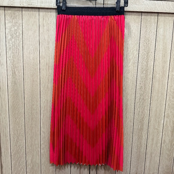 Le Superbe Chevron Pleated Skirt in tonal zig zag pink&red print. Size Small - Picture 1 of 9